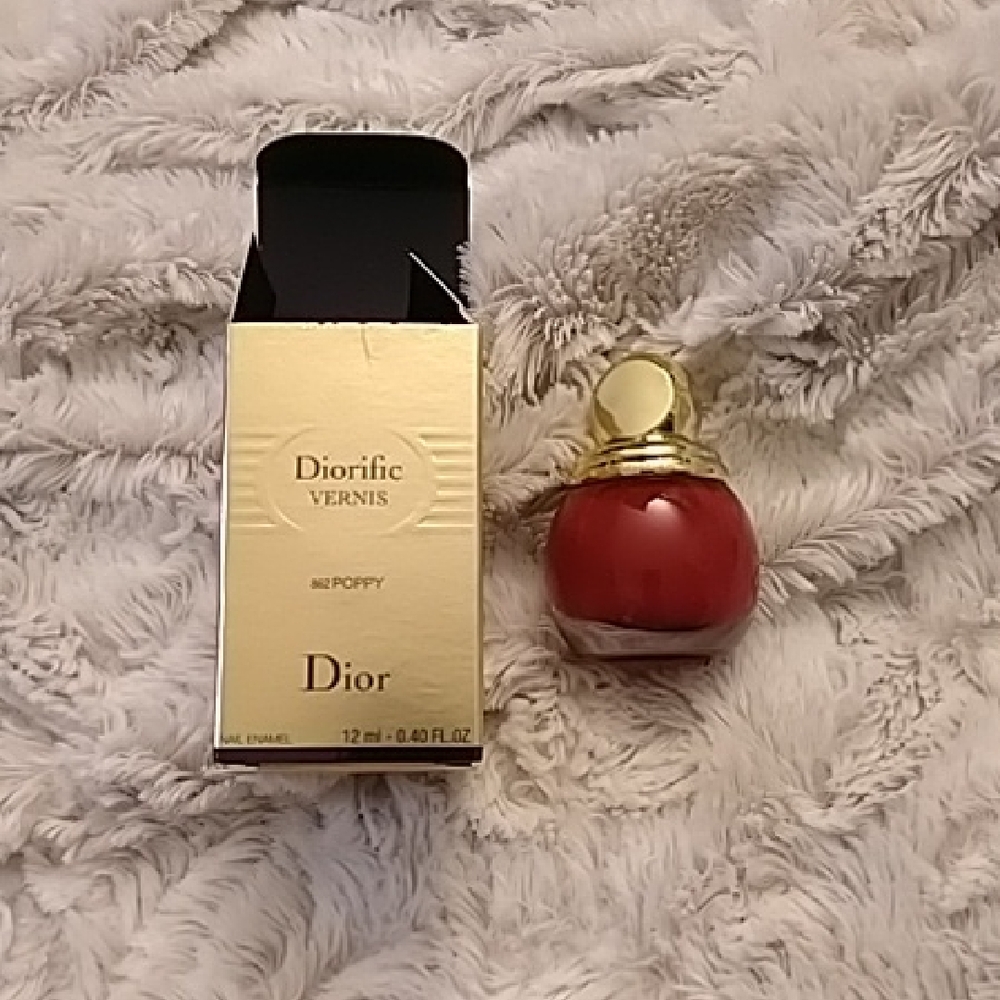 LE Diorific Vernis in 862 Poppy Red with Iconic Gold Cap
